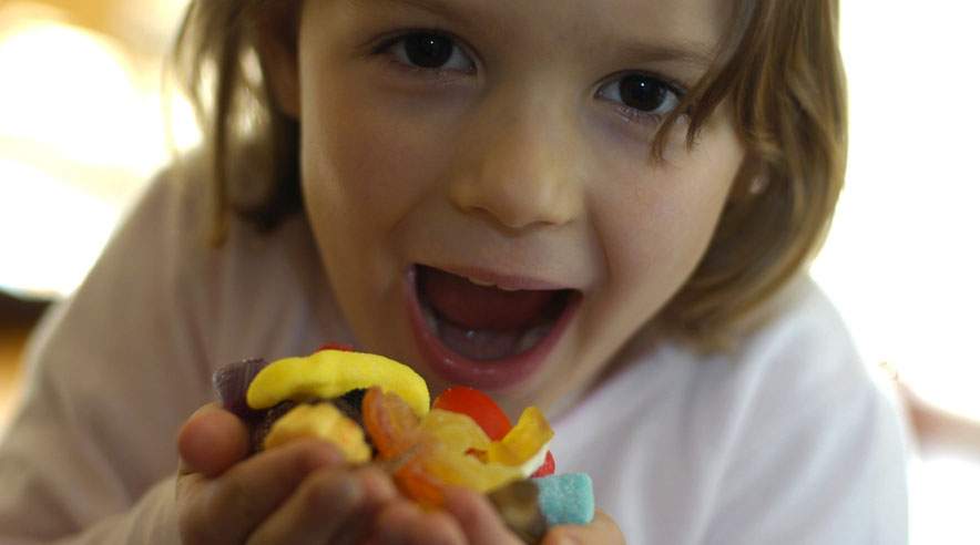 Det er så hyggeligt med fredagsslik. Men  tænk over, hvor meget du spiser. Det er ikke lutter lagkage at læse ingredienslisten. (Foto: Colourbox)