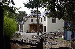 Indkørslen hvor polakkerne - ifølge villaejer Thyge Dahl Hansen rigtig gode venner - udførte brolægning. (Jan Richelsen)