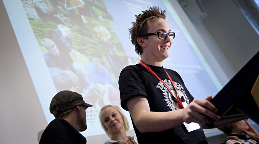 Bo Dalsgaard fra Esbjerg var på talerstolen under 3F's konference om unge og frafald. Han anbefalede sociale aktiviteter for at holde på de unge. (Foto: Thomas Arnbo)