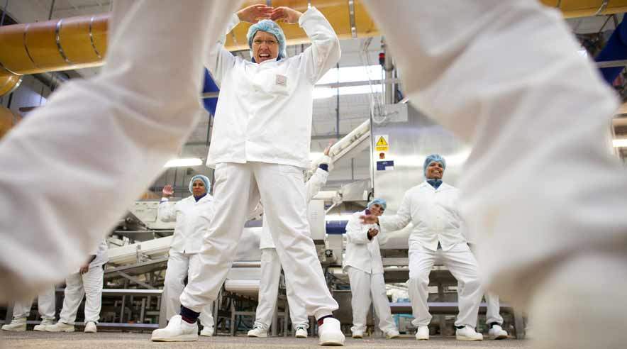 De ansatte på Rose Poultry deltager gerne i 10 minutters gymnastik på arbejdet. Ifølge Patientforeninger og PensionDanmark er bevægelse nøglen til et sundere liv. Derfor er de gået sammen om at sprede budskabet.  (Foto: Niels Åge Skovbo)