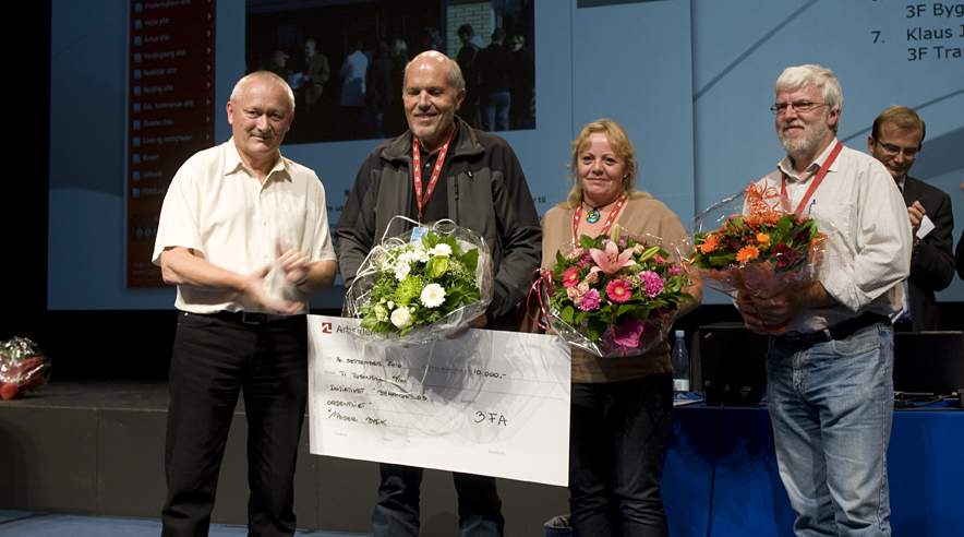 Forretningsfører Morten Kaspersen (til venstre) overrakte prisen til Peder Bæk fra 3F, Britta Ikast, Teknisk Landsforbund, og Poul Erik Jespersen fra TIB på vegne af gruppen "Behandl os ordentligt selv om vi er arbejdsløse". (Foto: Harry Nielsen)