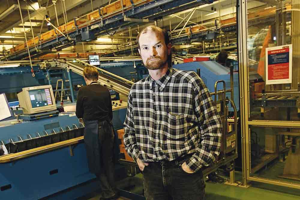 - Undersøgelser viser, at 15 til 20 procent af kollegerne oplever stress, og mellem 20 og 40 procent har problemer med smerter og nedslidning i bevægeapparatet, siger fællestillidsrepræsentant Henrik Larsen, Københavns Postcenter. (Foto: Joachim Rode)