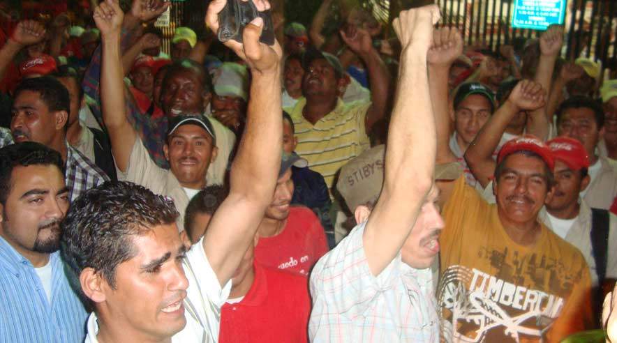 Bryggeriarbejdere i Honduras jubler over deres sejr på SabMiller i Honduras. (Foto: Stibys)