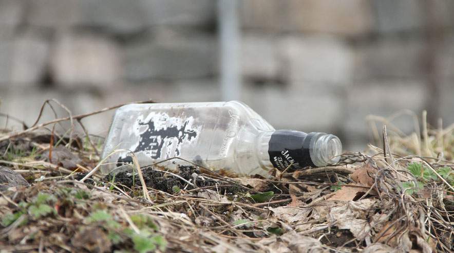 Det er nemt, og det generer ikke nogen. Sådan lyder de begrundelser, som oftest bliver brugt, når danskerne forklarer, hvorfor de smider flasker og skrald ud ad bilvinduet. (Foto: Colourbox)