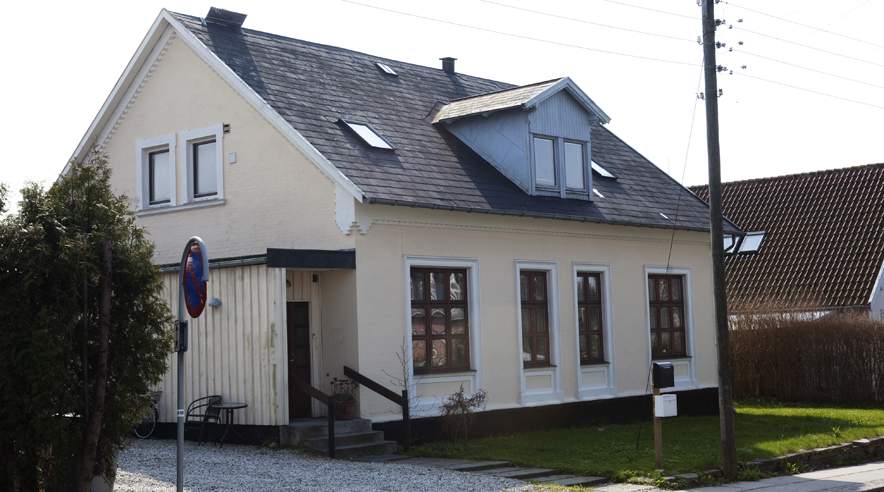 Mellem 10 og 15 østarbejdere skulle have boet i stueetagen af Michael Kroghs hus på Langesvej 12 i Hillerød. Huset har også været brugt som firmaadresse for underleverandøren Uni Rengøring.  