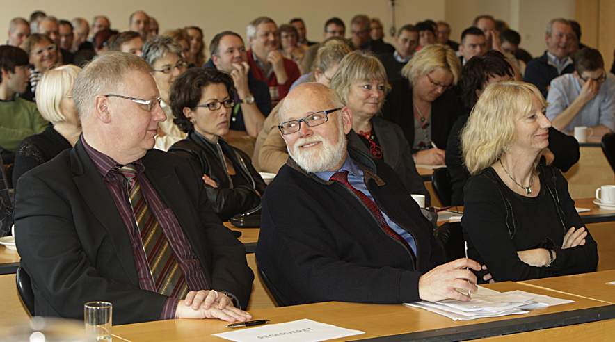 Overlæge Lilli Kirkekov, th, talte torsdag ved en konference om efterløn. Hun mener, flere ældre vil blive på arbejdsmarkedet, hvis de tilbydes nedsat tid.  (Foto: Harry Nielsen)