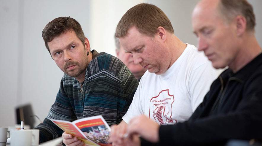 Ja eller nej til overenskomstforslaget? Der kom ikke en entydig ja- eller nejkampagne på banen, da omkring 40 tillidsrepræsentanter fra hele landet tirsdag formiddag mødtes hos 3F Horsens for at diskutere resultatet af overenskomstforhandlingerne. (Foto: Niels Aage Skovbo)