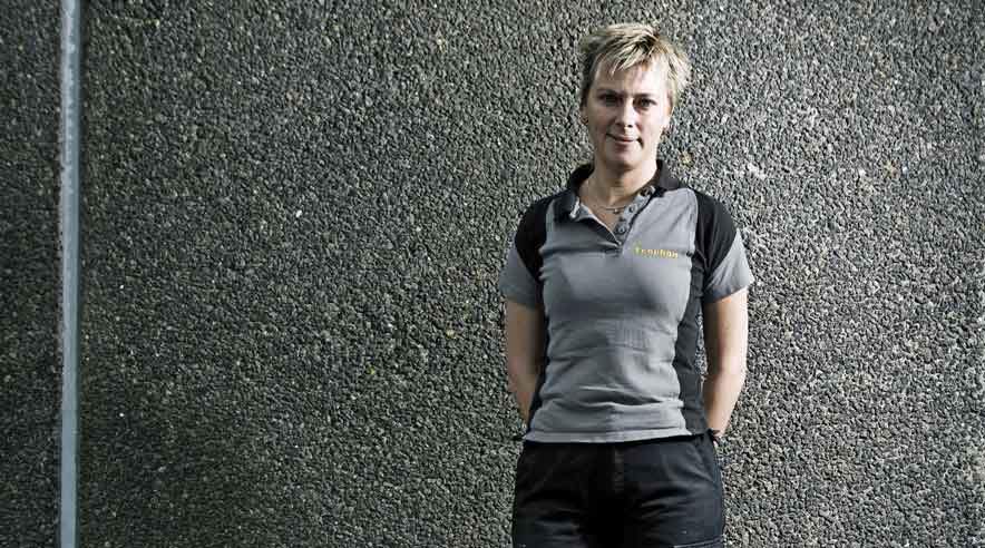 - Jeg vokser lidt hele tiden. Snart er jeg ikke "bare fabriksarbejder", men faglært, og bliver også mere værd for Ecophon, siger 36-årige Sabina Jacqueline Jørgensen.