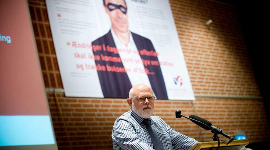 - Vi har fundet adskillige citater, hvor ministre og andre garanterer, at dagpengesystemet er fredet på denne side af et valg. Vi skal ud på gader og stræder og fortælle, at man ikke kan stole på vores regering, siger Poul Erik Skov Christensen.