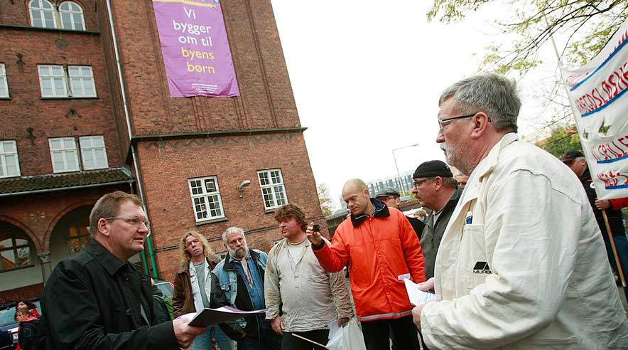 Borgmester Bo Asmus Kjeldgaard (tv) blev mødt af en snes arbejdsløse bygningsarbejdere, der, som Palle Lund (th) kaldte det, er en dårlig forretning for samfundet, at de må gå ledige, mens underbetalt udenlandsk arbejdskraft udfører arbejdet.  (Foto: Harry Nielsen)