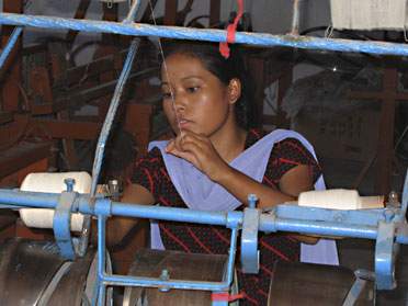 Tekstilarbejdere i flere asiatiske lande arbejder under uhyrlige forhold.