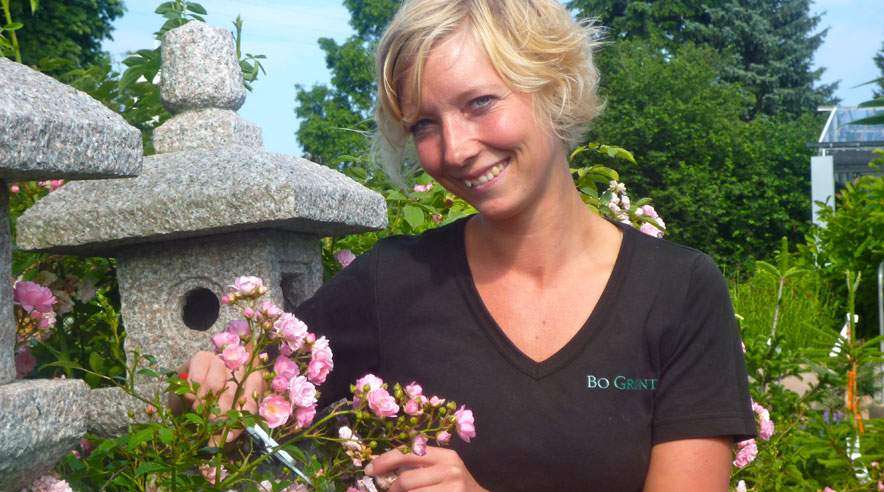 28-årige Jeanette Parnow  fik efterbetalt 35.000 kroner fra sin gamle arbejdsplads, Planteriget i Greve, der underbetalte hende, mens hun var elev. I dag arbejder hun hos Bo Grønt (foto).