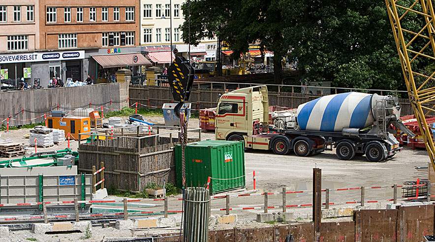 Det bliver det portugisiske firma Cinterex, der skal bygge de første tre nye metrostationer i København. Blandt andet her på Nørrebros Runddel. (Foto: Harry Nielsen)