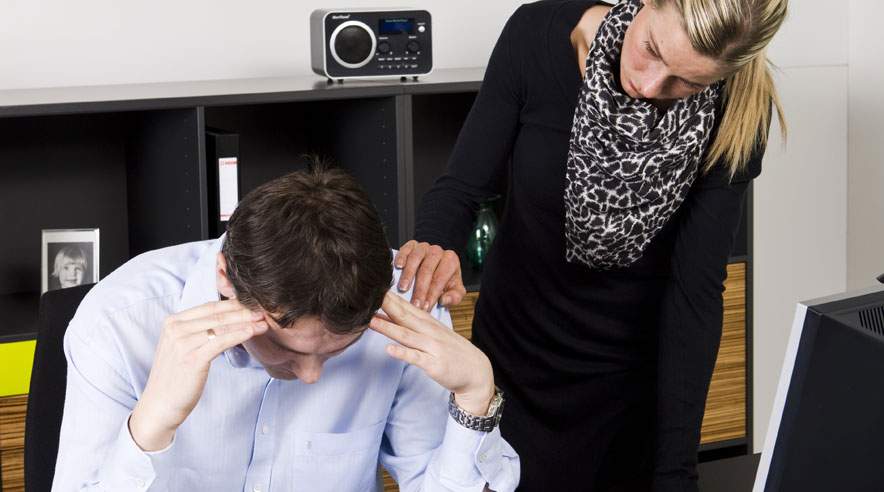 Undgå at kontoen står i nul inden månedens udgang. Der er fx. penge at spare på fødevareindkøb - start med at handle billigere ind i discountsupermarkederne. (Foto: Colourbox)