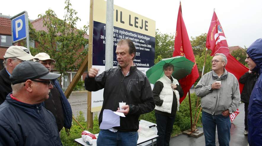 Mogens Larsen, i midten ved en af demonstrationerne foran byggepladsen i Skævinge, er tilfreds med, at det politiet har givet det polske firma en bøde - den er blot alt for lille.  (Foto: Harry Nielsen)