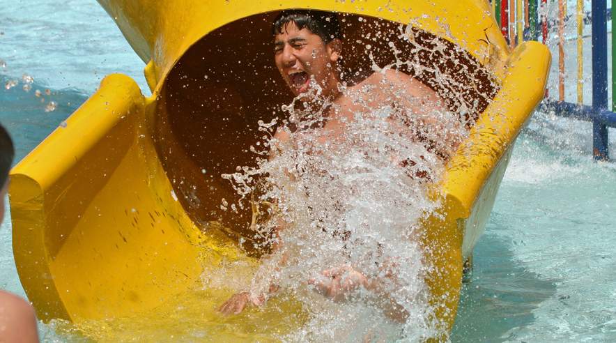 Mens gæsterne bader, rydder rumænske rengøringsfolk op på Lalandia i Rødby Havn.  (Foto: Colourbox)