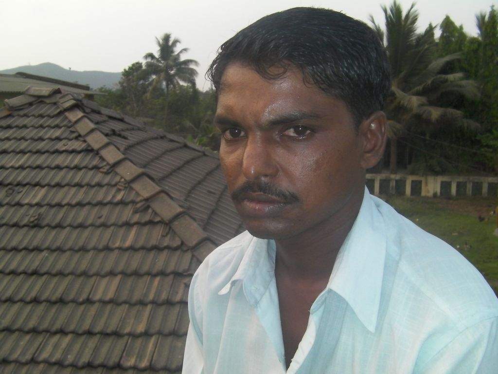 - Jeg lå og sov efter natarbejde, da to ledere fra firmaet, trængte ind i mit hjem og begyndte at tæve løs på mig, fortæller Bhausaheb Kisave. 