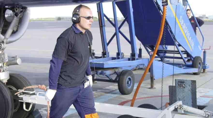 Opret gang er ikke normen for bagageportører. Deres arbejdsdag er præget af mange skæve løft og elendige arbejdsstillinger inde i flyene.