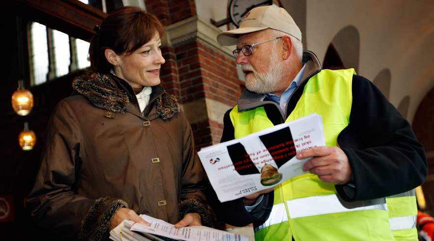 Forbundsformand Poul Erik Skov Christensen forklarer konsekvenserne af ændringen af dagpengesystemet ved en af udgangene på Københavns Hovedbanegård.