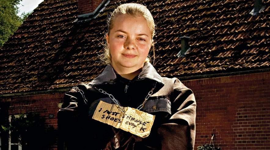 23-årige Olha Otenko var i praktik hos svinebonde Peter Hansen, som tvang ukraineren til at bære et papskilt om halsen for at huske hende på at skifte sko mellem gårdens klimastalde.  ((Foto: Thomas Arnbo).)