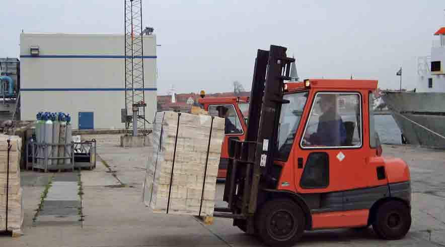 Der er masser af truck-kørsel på havnen i Rønne (Foto: Tim Sejer)