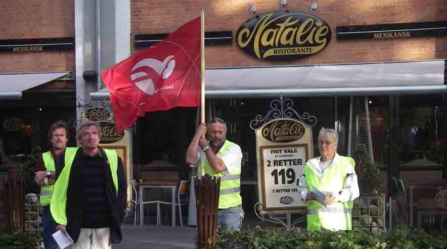 Jørgen Madsen, Bo Magnussen Jørgen Wulf og Anni Jensen med foldere og fane foran Restaurant Natalie i Silkeborg, hvor de opfordrede restaurationsgæsterne til at finde et andet sted at spise.