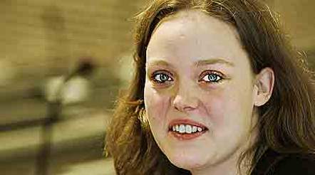 - Det er langtfra kun lønnen, der afholder arbejdsgiverne fra at oprette praktikpladser. Man skal i stedet stille skrappere krav til arbejdsgiverne og samtidig øge belønningen af de arbejdsgivere, der får deres lærlinge igennem uddannelsen, mener Ida Risom, landsformand for 3F-Ungdom
