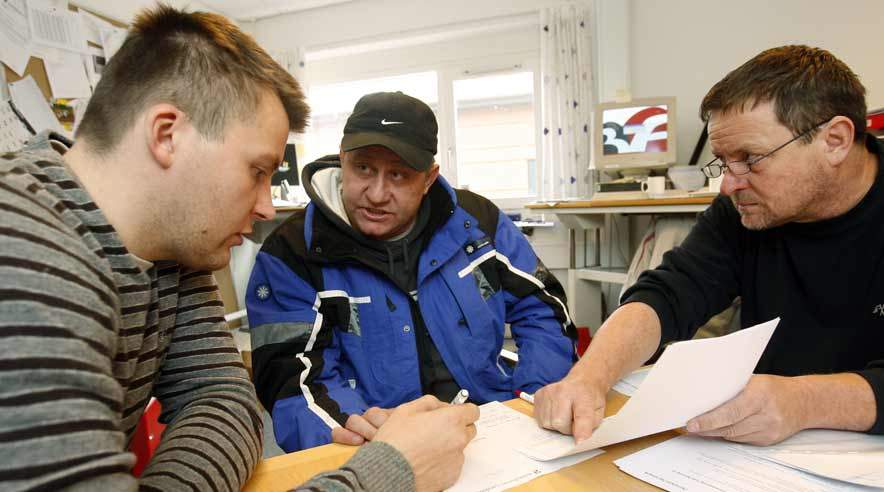 Der skulle kvitteres og kontrolleres, inden de mange checks blev afleveret. Her er det Tomasz Patro mellem de faglige medarbejdere Kim Kristensen (th) og Marcin Nowakowski.  (Foto: Harry Nielsen)