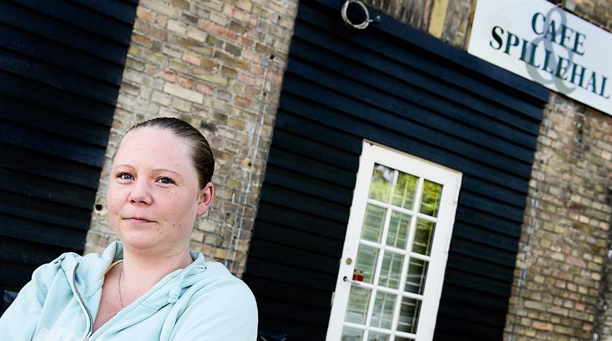 27-årige Charlotte Soelberg arbejdede på Café Fik-Ret i København. Hendes chef beskylder hende for at have været fuld og vil ikke betale hendes løn. (Foto: Joachim Rode)