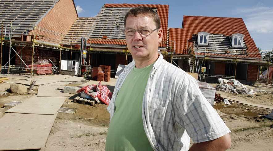 Faglig sekretær Jesper Nielsen, her foran rækkehusbyggeriet i Helsinge, er forarget over, at byggefirma løber fra regningen og snyder polske arbejdere.
 (Foto: Harry Nielsen.)