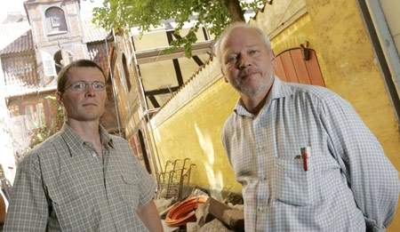 Problemet med udenlandsk ar-bejdskraft er voksende. Det viser blandt andet antallet af henvendelser fra medlemmer, antallet af faglige sager, antallet af politianmeldelser og antallet af arbejdstilladelser, siger de to øst-konsulenter i 3F, Jacob Scavenius (tv) og Kurt Hedemand. (Foto: Harry Nielsen)