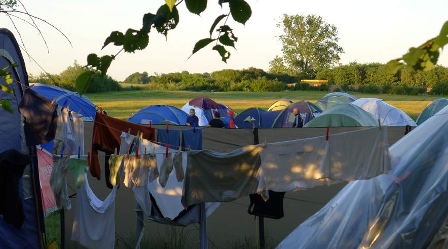 Jordbærplukkere fra Litauen bor i en stor teltlejr hos Lykkesholm