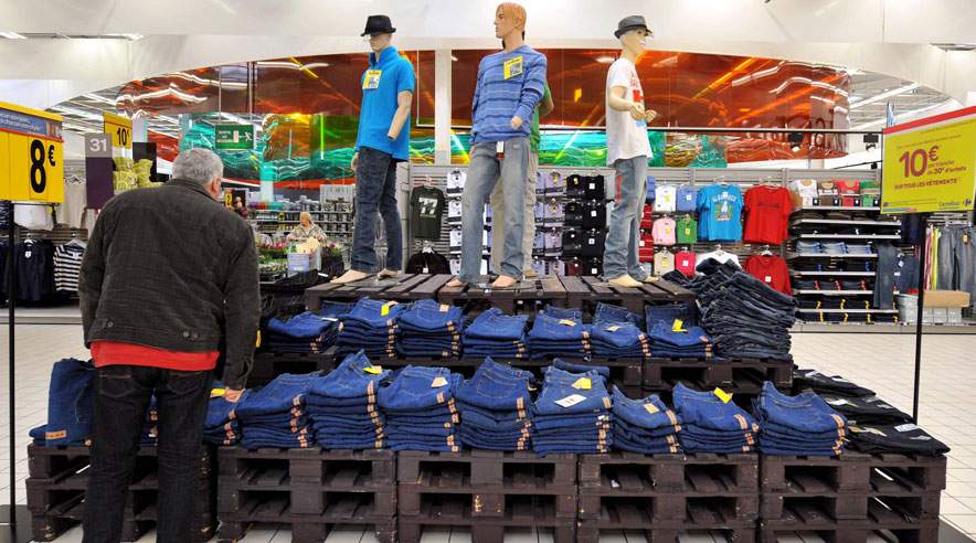 Det er nemt at falde over et godt tilbud. Men hvis du ikke har brug for to par nye jeans, så lad være med at købe dem. Det kan nemlig ikke altid betale sig at købe varer på tilbud. (Foto: Colourbox)