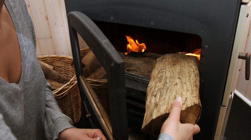 Inden du køber en brændeovn, så er det vigtigt at du finder den rette størrelse, så du ikke risikerer at den forurener for meget i rummet. (Foto: Colourbox)