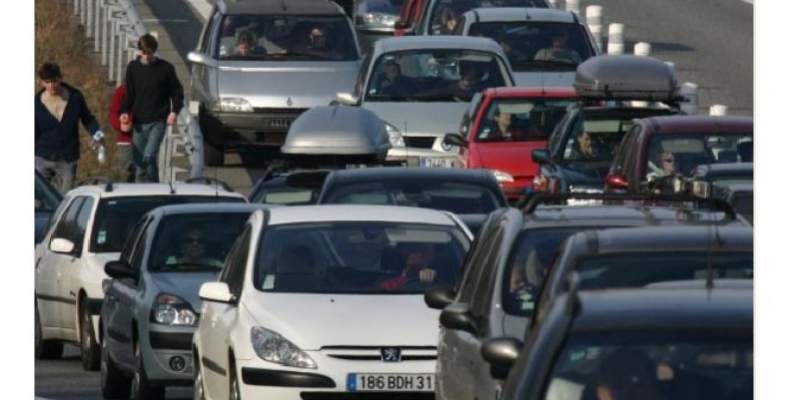 3F og KRAKA foreslår at aflive  registreringsafgiften på biler. Til gengæld skal der betals per kørt kilometer. Billisternes organisation, FDM, kalder udspillet ambitiøst.