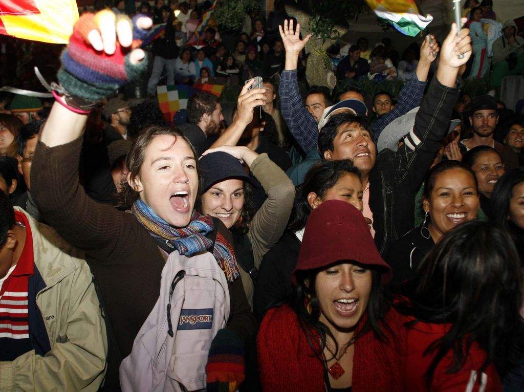 Bolivianere jubler over landets nye forfatning i hovedstaden La Paz. Til højre ses præsident Evo Morales. (Foto: ABI)