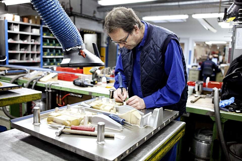 Der koster mange industrijob, at erhvervslivets ledere holder på pengene og sparer op i stedet for at investere. (Foto: Robert Atterman.)