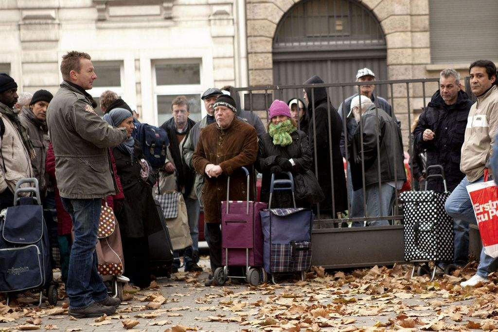 Kø foran en såkaldt tafel, der uddeler gratis madvarer. (Foto: Søren Zeuth)