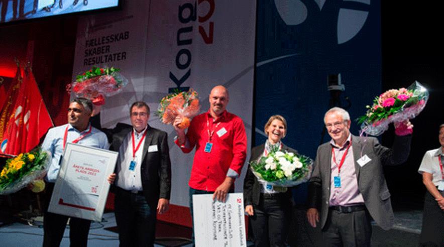 Det glade vindere fra Nordfyns Vej og Park (fra venstre): Idrees Haider, arbejdsmiljørepræsentant, Carsten B. Hansen, tillidsrepræsentant, Erland Fleksenborg, arbejdsmiljørepræsentant, Louise Rasmussen, driftchef og vejformand Jens Otto Larsen. (Foto: Michael Bo Rasmussen)