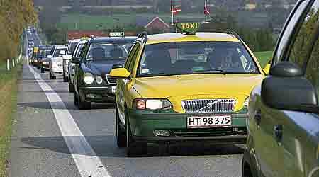 En kortege på flere hundrede taxaer med sort sørgebånd på antennerne viste tirsdag 26. oktober sidste år den knivdræbte taxachauffør Poul Hansen en sidste ære. Tirsdag skal den sidste af de to tiltalte for mordet for byretten i Køge.
 (Foto: Harry Nielsen)