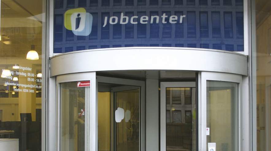 Forkortelsen af dagpengeperioden fra fire til to år slår igennem fra næste sommer. Hvis det allerede var sket, ville det have berørt næsten 23.000.