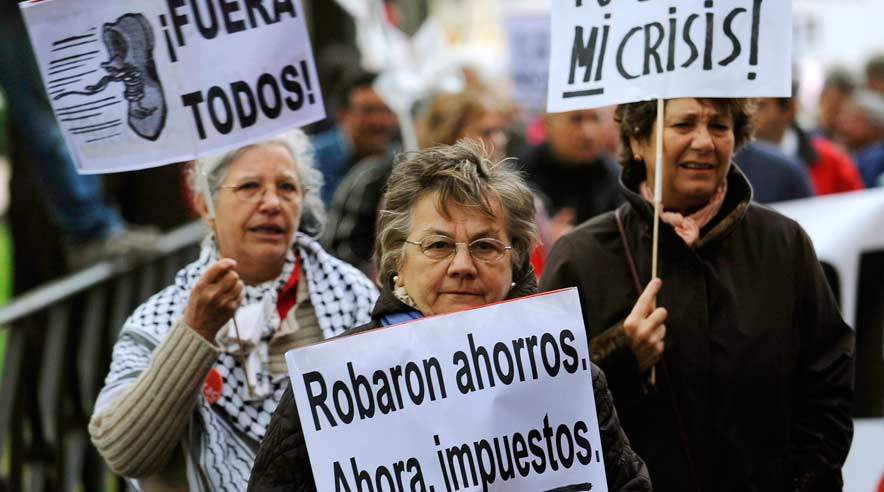 Tusindvis af lønmodtagere har været for gaden for at protestere imod, at de almindelige borgere bliver krisens ofre.
 (Scanpix)