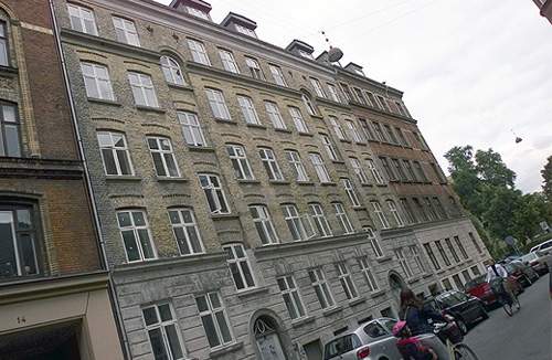 Ejendommen Læssøegade 10-12, hvor bygherren Lars Thye er anmeldt for at benytte illegale arbejdere ved renoveringen. (Harry Nielsen)