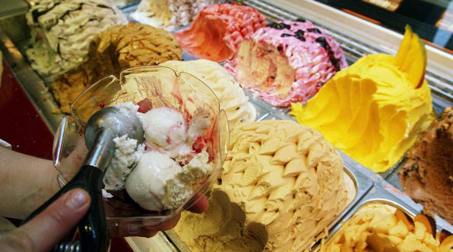 Mange unge har en sommertjans hos den lokale iskiosk eller i supermarkedet. De unge fritidsjobbere må maks arbejde otte timer i træk, men det er mange forældre ikke klar over. (Foto: Colourbox)