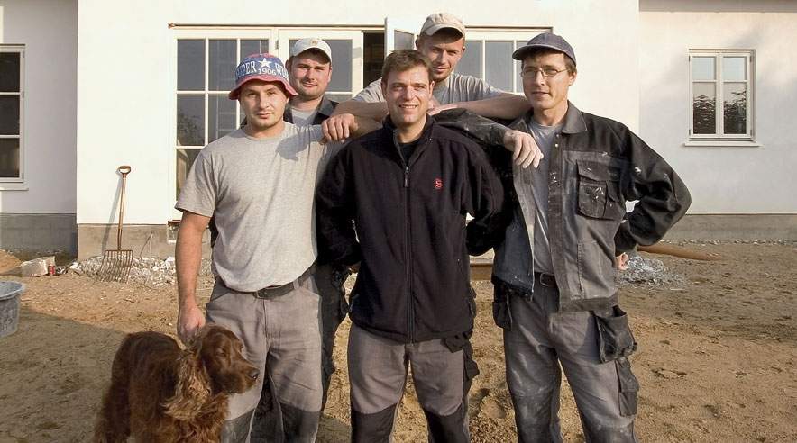 Arbejdsgiverne  udnytter arbejderne fra Østeuropa ved at trække store summer for kost og logi i deres løn. Her er det et polsk byggesjak. (Arkivfoto.)