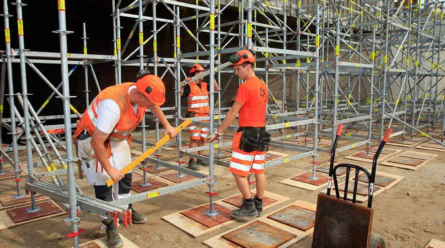 De tre struktørlærlinge Anders Jensen, Kristian Johansen og Kasper Nilsson er i gang med at bygge motorvejsbroer ved Roskilde for deres arbejdsgiver, entreprenørfirmaet C.G. Jensen A/S. De mener alle tre, at det er god ide, at staten kræver lærlinge med på statslige anlægsopgaver.  (Foto: Harry Nielsen)