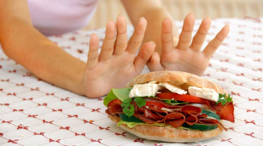 Et godt eksempel på &#8221;angstprovokerende&#8221; fødevarer er brød og kartofler, mener Vibeke Lund. Men man kan sagtens forene brød, kartofler og dressing med en sund livsstil. Det handler om balance - alt med måde. (Foto: Colourbox)