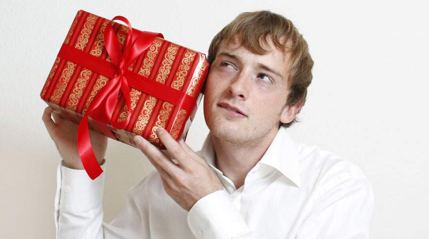 Det er med at finde en grimasse, der kan passe, når du åbner julegaven fra chefen i år. For selv om du bliver skuffet, så vis det ikke. (Foto: Colourbox)