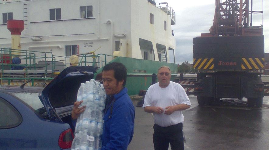 18 fattige søfolk fra Filippinerne og Østeuropa får frisk vand og faglig hjælp fra 3F i Korsør og ITF's skibsinspektør Morten Bach. (Privat foto)