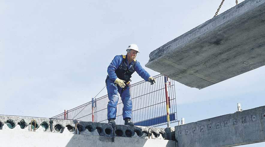 Når der bygges mindre, bliver der brug for færre betonprodukter - både i form af store betonelementer som på billedet og andre produkter som fundamentblokke, letbeton og belægningssten.  (Arkivfoto: Harry Nielsen.)